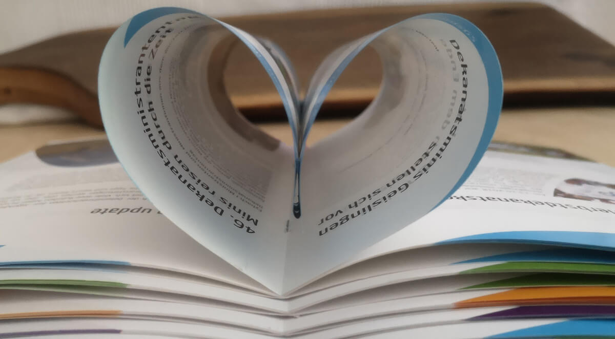 Aus den Seiten einer Zeitschrift ist ein Herz geformt -Eingangsbild für die Übersichtsseite der Referenzen von Simone Bürger