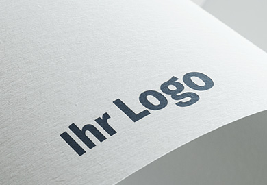 Die Worte "Ihr Logo" auf einem Bogen Papier symbolisieren, dass hier ein Platz frei ist für einen neuen Kunden